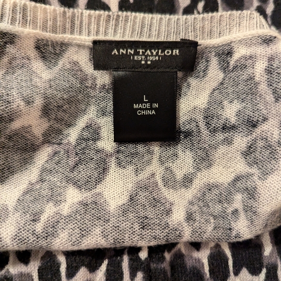 🌟3for$15 Ann Taylor Women's Button Up Sweater - Picture 10 of 13